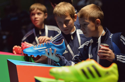 Посетители на презентации новой формы сборной России по футболу от Adidas, в которой команда будет выступать на чемпионате мира 2014 года в Бразилии, в концертном зале "Барвиха Luxury Village".