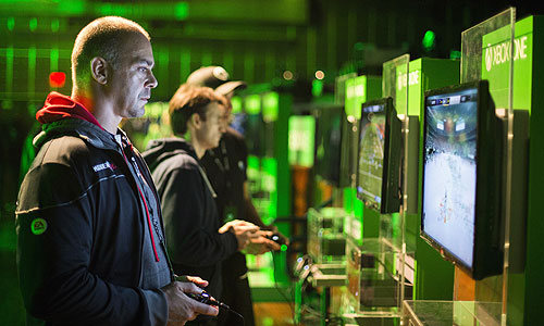 Открытие начала продаж новой игровой консоли Xbox One в Нью-Йорке.