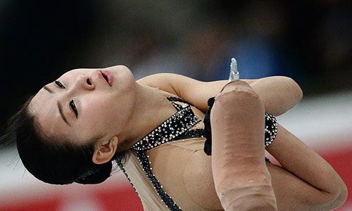 Канако Мураками (Япония) выступает с короткой программой в женском одиночном катании во время соревнований на VI этапе Гран-при по фигурному катанию в Москве.