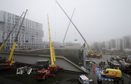 Портал Delfi сообщил в пятницу вечером, что количество погибших в результате обрушения кровли торгового центра в Риге увеличилось до 45 человек. "По последней информации, в результате обрушения погибли 45 человек, среди них трое спасателей и трое работников Maxima. Пострадали около 40 человек, среди них ребенок и десять спасателей", - говорится в сообщении на портале.