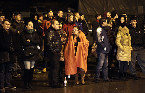 Портал Delfi сообщил в пятницу вечером, что количество погибших в результате обрушения кровли торгового центра в Риге увеличилось до 45 человек. "По последней информации, в результате обрушения погибли 45 человек, среди них трое спасателей и трое работников Maxima. Пострадали около 40 человек, среди них ребенок и десять спасателей", - говорится в сообщении на портале.