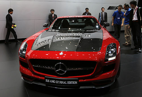 Окончательная версия Mercedes-Benz SLS AMG GT.