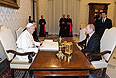 Президент России Владимир Путин во время встречи с Папой Римским Франциском в Апостольском дворце Ватикана.