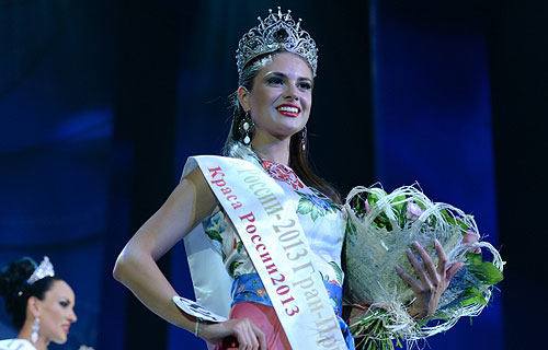 Представительница города Владимир Анастасия Трусова, завоевавшая титул победительницы национального конкурса красоты и талантов "Краса России-2013", на церемонии награждения в театре "Россия".