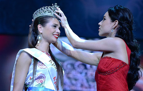 Представительница города Владимир Анастасия Трусова (слева), завоевавшая титул победительницы национального конкурса красоты и талантов "Краса России-2013", на церемонии награждения в театре "Россия".