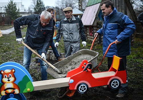 Банкир Александр Лебедев, приговоренный к 150 часам обязательных работ за избиение бизнесмена Сергея Полонского, приступил к исполнению наказания - к монтажу детской площадки в селе Поповка Чернского района Тульской области.