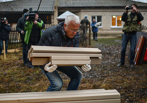 Банкир Александр Лебедев, приговоренный к 150 часам обязательных работ за избиение бизнесмена Сергея Полонского, приступил к исполнению наказания - к монтажу детской площадки в селе Поповка Чернского района Тульской области.