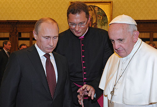 Президент России Владимир Путин во время встречи с Папой Римским Франциском в Апостольском дворце Ватикана.