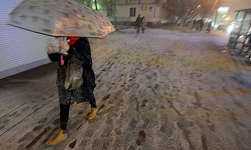 Обильный снег, выпавший в Москве накануне и в ночь на среду, и установившийся легкий мороз не привели к ожидавшимся значительным затруднениям в движении транспорта.