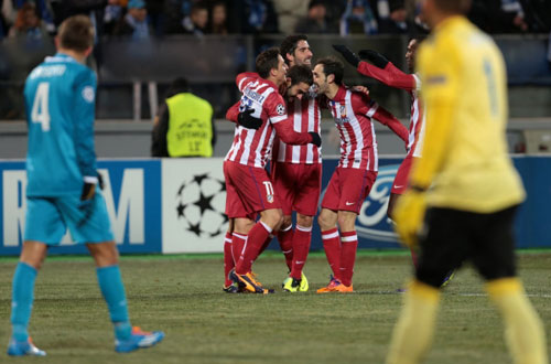 Игроки "Атлетико" раудются забитому мячу в ворота "Зенита" в матче группового этапа Лиги Чемпионов УЕФА между ФК "Зенит" (Санкт-Петербург) и ФК "Атлетико" (Мадрид).