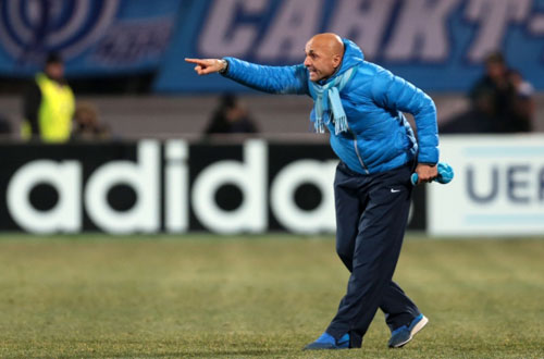 Главный тренер "Зенита" Лучано Спаллетти дает указания игрокам своей команды в матче группового этапа Лиги Чемпионов УЕФА между ФК "Зенит" (Санкт-Петербург) и ФК "Атлетико" (Мадрид).