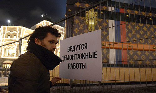 Демонтаж конструкций павильона-чемодана Louis Vuitton, установленного на Красной площади в Москве.