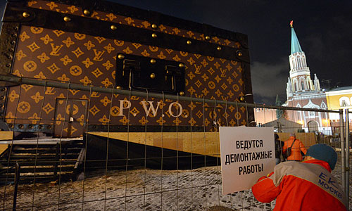 Демонтаж конструкций павильона-чемодана Louis Vuitton, установленного на Красной площади в Москве.