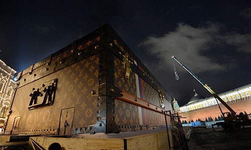 Демонтаж конструкций павильона-чемодана Louis Vuitton, установленного на Красной площади в Москве.