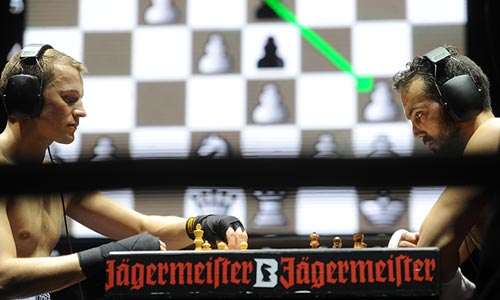 Немец Свен Рох (слева) и испанец Джонатан Родригез Вега в поединке Чемпионата мира по шахбоксу.