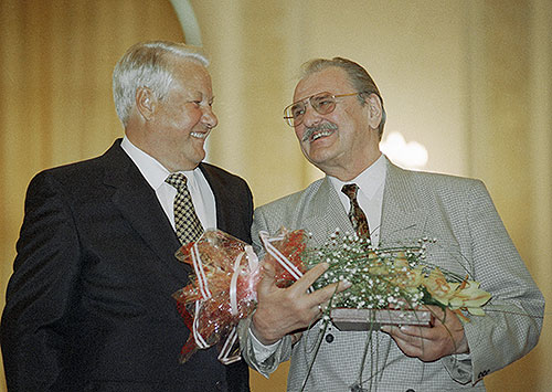Юрий Яковлев с Борисом Ельциным в Георгиевском зале Кремлевского дворца во время вручения Государственных премий в области литературы и искусства. 2005 год