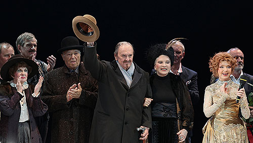 В Москве на 86-ом году жизни скончался актер Юрий Яковлев. 
На фото: Яковлев принимает поздравления в честь 85-летия. 2013 год.