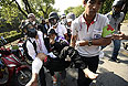 Полиция вновь вступила в столкновения с демонстрантами близ здания правительства в столице Таиланда Бангкоке. Стражи порядка, охраняющие правительственные учреждения, применили против протестующих слезоточивый газ. Демонстранты бросали в полицейских камни и другие предметы. По меньшей мере 55 человек были госпитализированы в результате столкновений, произошедших в столице накануне и в понедельник. Они были помещены в пять различных больниц Бангкока.