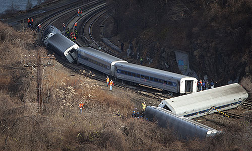 В результате крушения пригородного пассажирского поезда в нью-йоркском Бронксе погибли, по меньшей мере, четыре человека, сообщает в воскресенье американский телеканал CBS. Еще 63 человека пострадали, 11 из них находятся в критическом состоянии, отмечает канал.