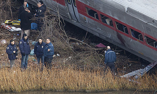 В результате крушения пригородного пассажирского поезда в нью-йоркском Бронксе погибли, по меньшей мере, четыре человека, сообщает в воскресенье американский телеканал CBS. Еще 63 человека пострадали, 11 из них находятся в критическом состоянии, отмечает канал.