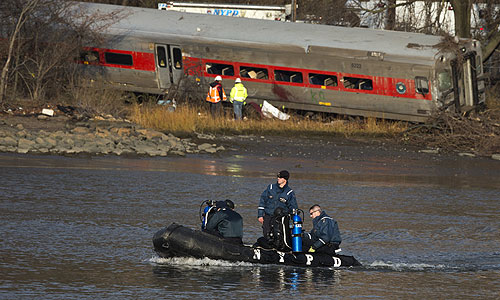 В результате крушения пригородного пассажирского поезда в нью-йоркском Бронксе погибли, по меньшей мере, четыре человека, сообщает в воскресенье американский телеканал CBS. Еще 63 человека пострадали, 11 из них находятся в критическом состоянии, отмечает канал.