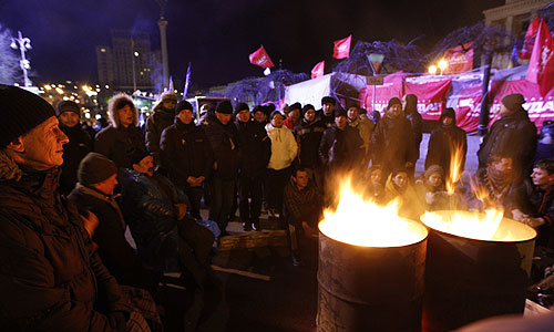Участники акций сторонников вступления Украины в Евросоюз на площади Независимости в Киеве.