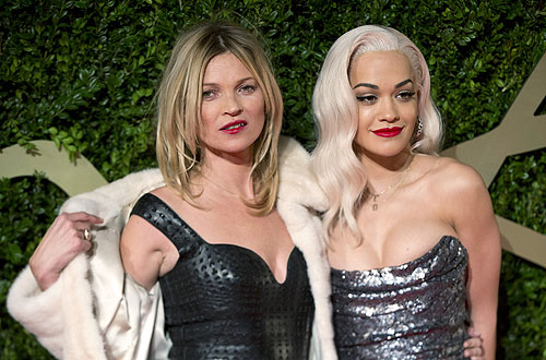 Модель Кейт Мосс и певица Рита Ора на церемонии British Fashion Awards в Лондоне.