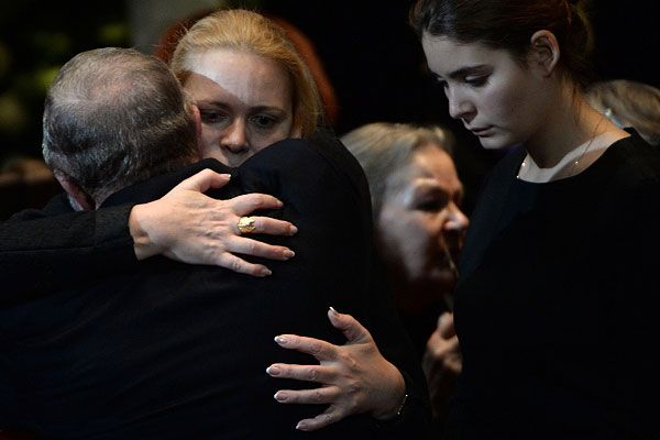Дочь актера Ю.Яковлева, актриса Алена Яковлева и внучка Ю.Яковлева Лиза (слева направо) на церемонии прощания с народным артистом СССР Юрием Яковлевым в театре им. Вахтангова.