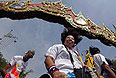Правительство Таиланда и демонстранты согласились на несколько дней приостановить свое противостояние в Бангкоке. На такой шаг стороны пошли, чтобы дать возможность жителям страны в спокойной обстановке отметить день рождения короля страны Пумипона Адульядета.