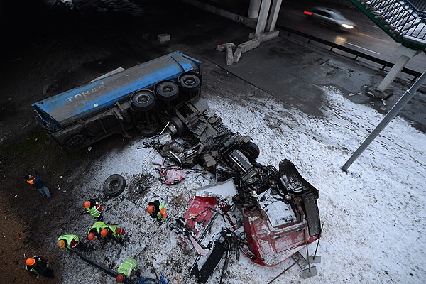 Грузовик MAN, упавший на железнодорожные пути с эстакады на внешней стороне Третьего транспортного кольца в районе пересечения с Южнопортовой улицей в Москве .