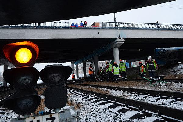 Грузовик MAN, упавший на железнодорожные пути с эстакады на внешней стороне Третьего транспортного кольца в районе пересечения с Южнопортовой улицей в Москве .