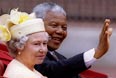 Королева Великобритании и Нельсон Мандела направляются в Букингемский дворец на ланч во время первого дня визита Манделы в Великобританию.