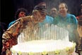 Нельсон Мандела задувает свечи на торте на свой 78 день рождения.