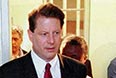 Ал Гор в камере, в которой Мандела провел 27 лет заключения.
