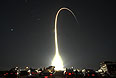 Люди наблюдают за запуском ракеты Atlas V с коммерческим грузом Национального управления военно-космической разведки США на военной базе Ванденберг (штат Калифорния) 5 декабря.