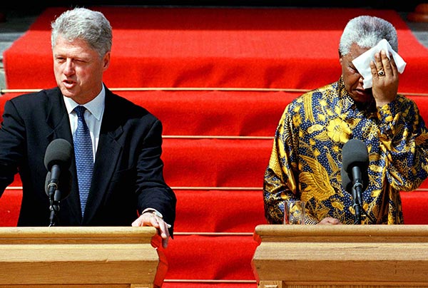 Нельсон Мандела и Билл Клинтон во время пресс-конференции в Кейптауне.