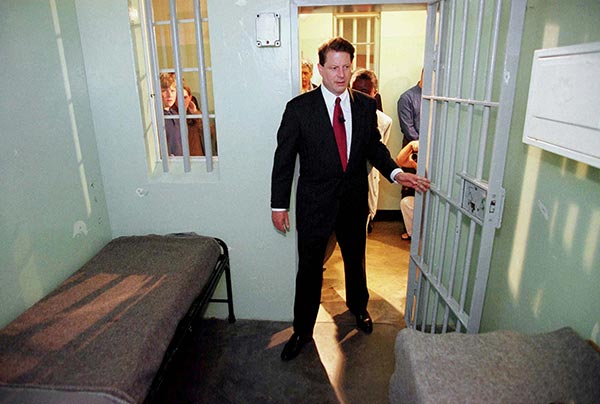 Ал Гор в камере, в которой Мандела провел 27 лет заключения.