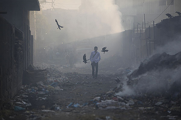 Пакистанский мальчик по дороге в школу в Карачи.