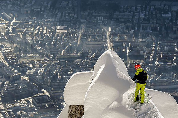 Австрийский фрирайдер Кристоф Эбенбихлер стоит на склоне Сигрубе в австрийском Инсбруке.
