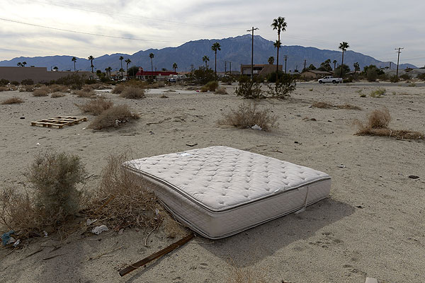 Брошенный где-то посреди калифорнийской пустыни "Хот Спрингз" матрас.