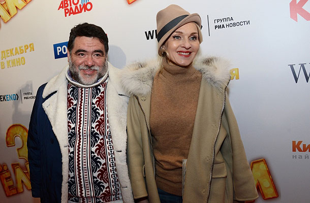 Российский бизнесмен Михаил Куснирович с супругой Екатериной перед премьерой фильма "Елки 3" в кинотеатре "Каро Фильм Октябрь" в Москве.