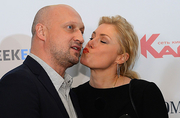 Актеры Гоша Куценко и Мария Шукшина перед премьерой фильма "Елки 3" в кинотеатре "Каро Фильм Октябрь" в Москве.