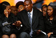 Мандла Мандела (в центре) старший из внуков Нельсона Манделы.
