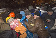 Бойцы спецподразделения "Беркут" и украинская милиция в ночь на вторник уничтожили блокпост участников акции протеста на углу улиц Лютеранской и Банковой в Киеве, неподалеку от здания администрации президента. 