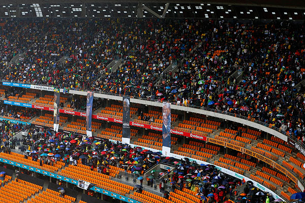 В церемонии, начавшейся исполнением государственного гимна, принимают участие около 100 глав государств.