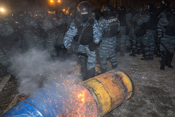 По данным оппозиции, в стычке с силовиками пострадали не менее 10 человек. В объединении "Свобода" сообщили, что  силовики оттесняли граждан, применяя дубинки.