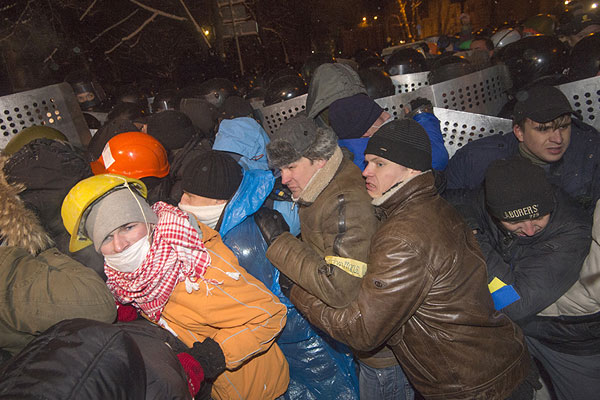 Бойцы спецподразделения "Беркут" и украинская милиция в ночь на вторник уничтожили блокпост участников акции протеста на углу улиц Лютеранской и Банковой в Киеве, неподалеку от здания администрации президента. 