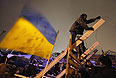 Первую ночь после попытки штурма правоохранителями "евромайдана" митингующие на майдане Независимости провели, сооружая новые и укрепляя ранее возведенные баррикады, а также принимая пополнение от "майдановцев" из других областей Украины