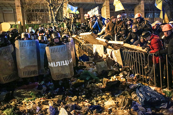 Сотрудники правоохранительных органов Украины у баррикад сторонников евроинтеграции на площади Независимости в Киеве.
