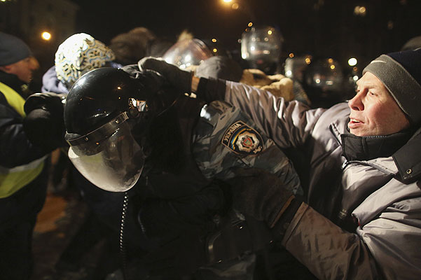 Разбирать баррикады в центре Киева "Беркуту" помогали коммунальщики.